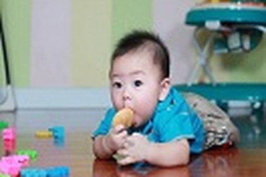 Mẹ cần chuẩn bị những gì khi bé bước vào độ tuổi ăn dặm?