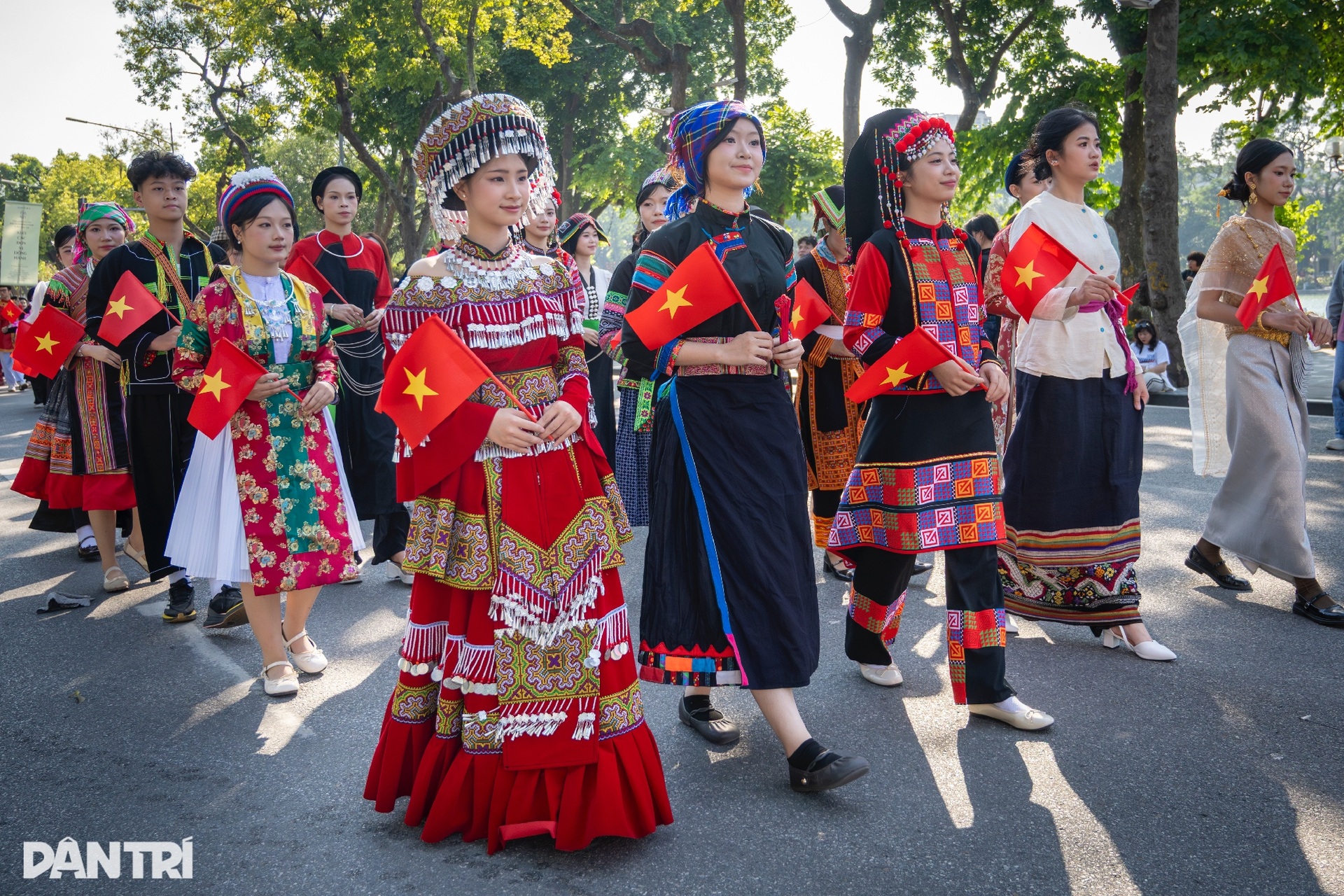 Hơn 1.000 người diễu hành cổ phục, khoe sắc rực rỡ quanh hồ Hoàn Kiếm - 5