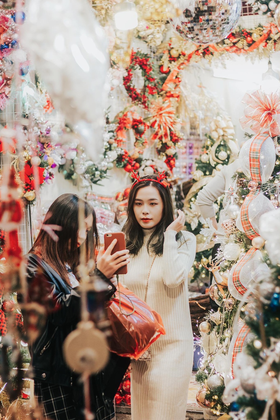 Giới trẻ Hà Nội rủ nhau đi chơi Noel sớm trên phố Hàng Mã - 5 Giới trẻ Hà Nội rủ nhau đi chơi Noel sớm trên phố Hàng Mã - 5