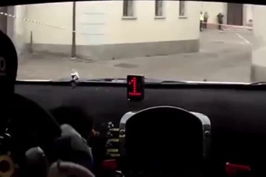 Chóng mặt với những pha đánh lái của một tay đua chuyên nghiệp