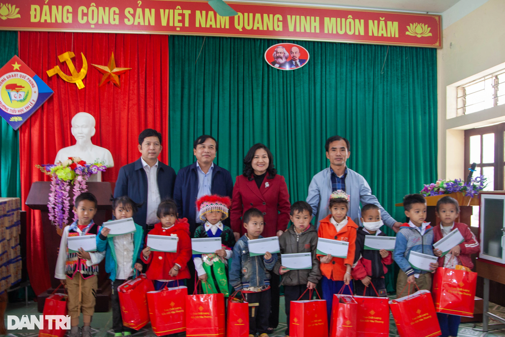 Thứ trưởng Nguyễn Thị Hà thăm và tặng quà tại huyện biên giới Nghệ An - 3 Thứ trưởng Nguyễn Thị Hà thăm và tặng quà tại huyện biên giới Nghệ An - 3