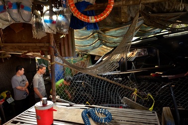 Hàng chục người hợp sức nâng ô tô, giải cứu phụ xe tải bị cuốn vào gầm