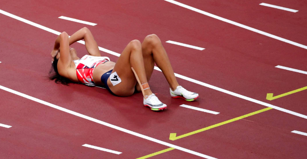 Từ chối ngồi xe lăn, vận động viên chấn thương vẫn cố chạy về đích - 1 Từ chối ngồi xe lăn, vận động viên chấn thương vẫn cố chạy về đích - 1