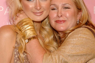 Kathy Hilton: “Hãy lấy Paris làm bài học!”