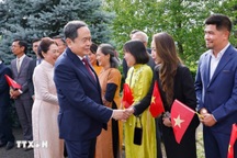 Chủ tịch Quốc hội gặp gỡ, trao đổi với cộng đồng người Việt Nam tại Thụy Sĩ