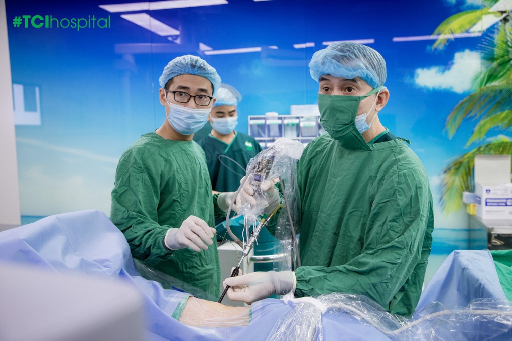 Tán sạch sỏi lâu năm bám chặt như các mảng “rỉ sét” trong bể thận - 3 Tán sạch sỏi lâu năm bám chặt như các mảng “rỉ sét” trong bể thận - 3