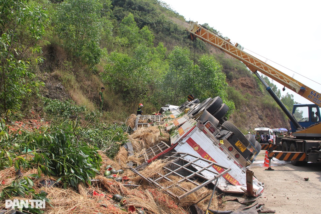Xe chở dưa lật vào vách núi, ít nhất 4 người tử vong - 2 Xe chở dưa lật vào vách núi, ít nhất 4 người tử vong - 2