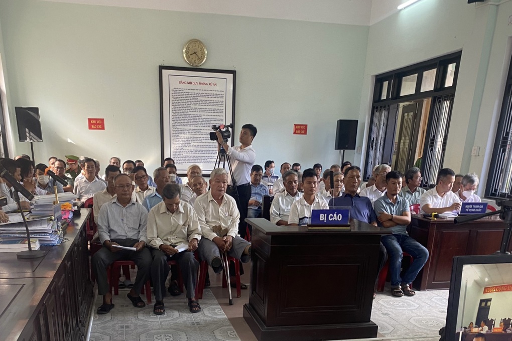 71 bị cáo hầu tòa vì kê khống hơn 1.000 mộ giả ở Huế - 1 71 bị cáo hầu tòa vì kê khống hơn 1.000 mộ giả ở Huế - 1
