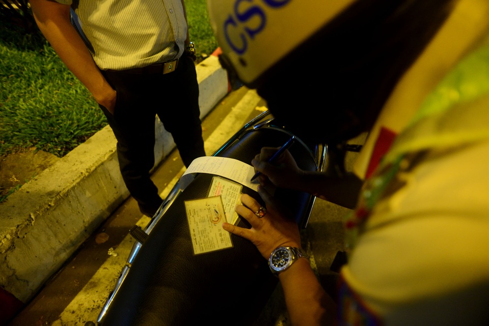 CSGT đo nồng độ cồn ra sao trong mùa dịch Covid-19? - 11