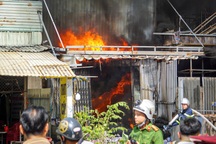 Cháy kho chứa vải giữa khu dân cư ở Đà Nẵng