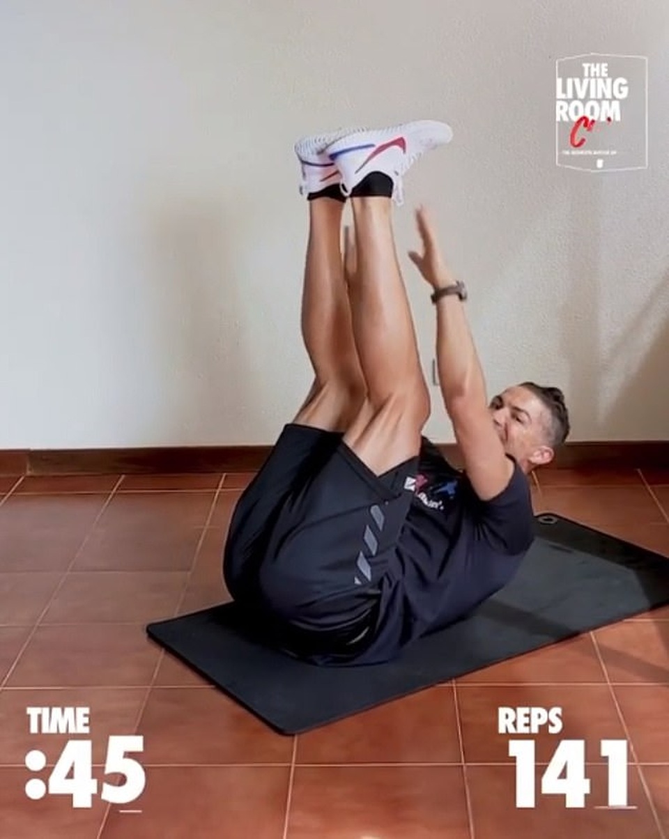 “Thử thách gập bụng” của C.Ronaldo bị đánh bại bởi một nữ VĐV - 2 “Thử thách gập bụng” của C.Ronaldo bị đánh bại bởi một nữ VĐV - 2