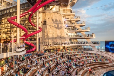 Cuộc sống xa hoa trên siêu du thuyền lớn nhất thế giới