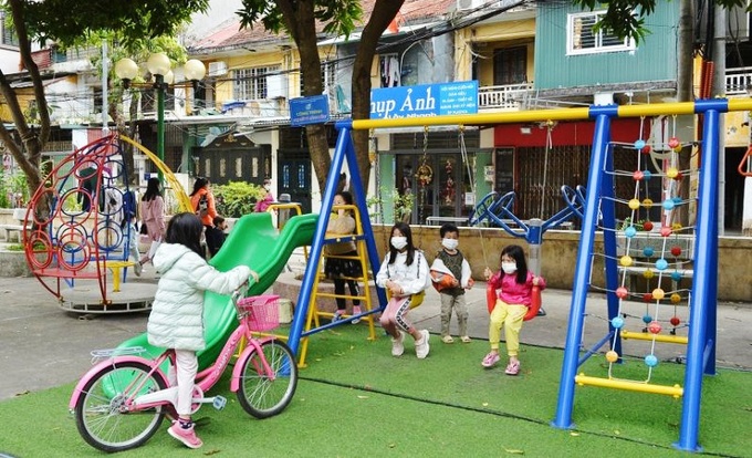 Thiếu nhi Thủ đô vui chơi tại sân chơi trẻ em ở quận Cầu Giấy.