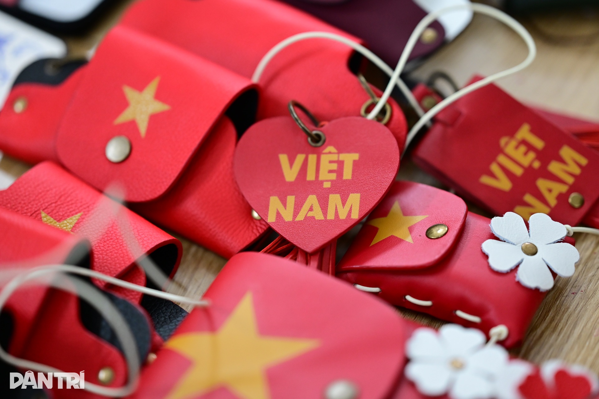 Bộ sưu tập cờ đỏ sao vàng tạo nên từ nghị lực của những người khuyết tật - 12