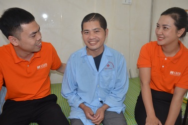 Bạn đọc Dân trí tiếp tục giúp đỡ người đàn ông vỡ hộp sọ nằm liệt giường