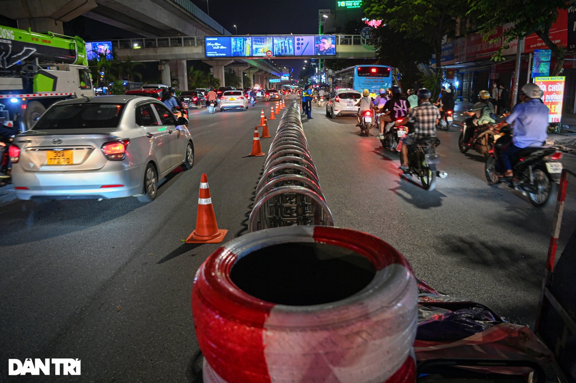 Xuyên đêm gấp rút dựng dải phân cách cứng phân làn đường Nguyễn Trãi - 14 Xuyên đêm gấp rút dựng dải phân cách cứng phân làn đường Nguyễn Trãi - 14