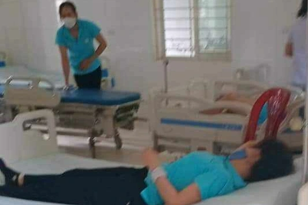 Hơn 70 công nhân nhà máy may nghi bị ngộ độc sau bữa ăn trưa - 2 Hơn 70 công nhân nhà máy may nghi bị ngộ độc sau bữa ăn trưa - 2