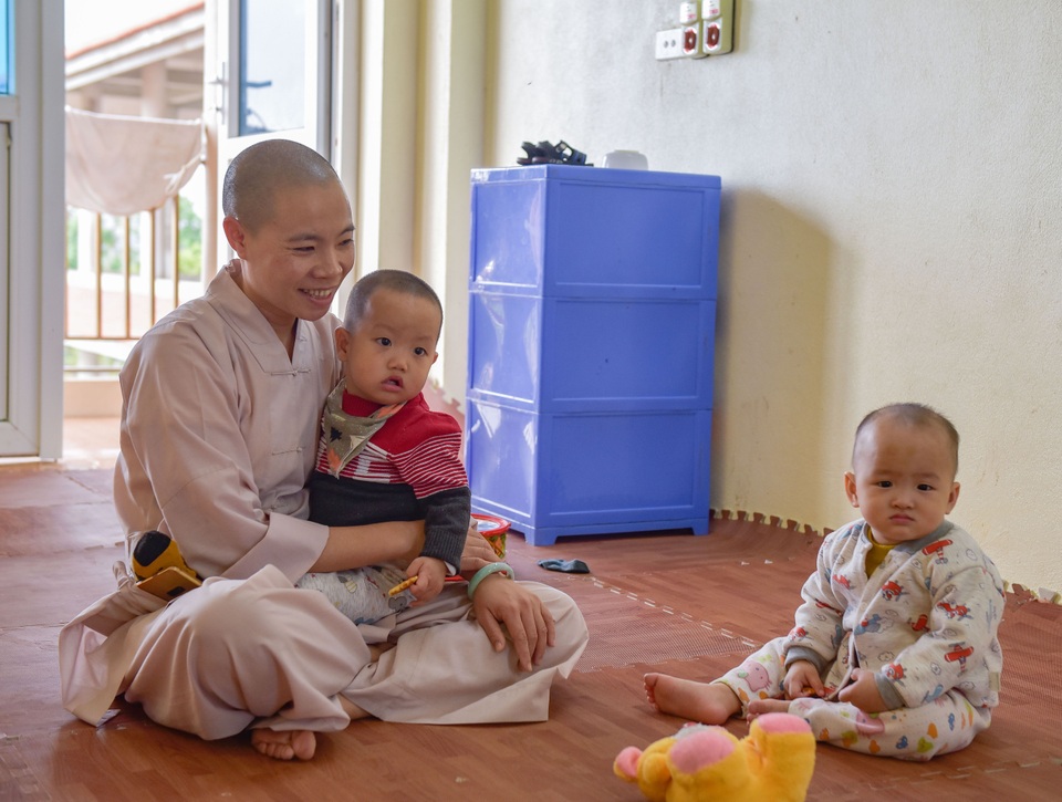 Chuyện về sư thầy Thích Đàm Ngoan và 18 đứa trẻ mồ côi - 2 Chuyện về sư thầy Thích Đàm Ngoan và 18 đứa trẻ mồ côi - 2