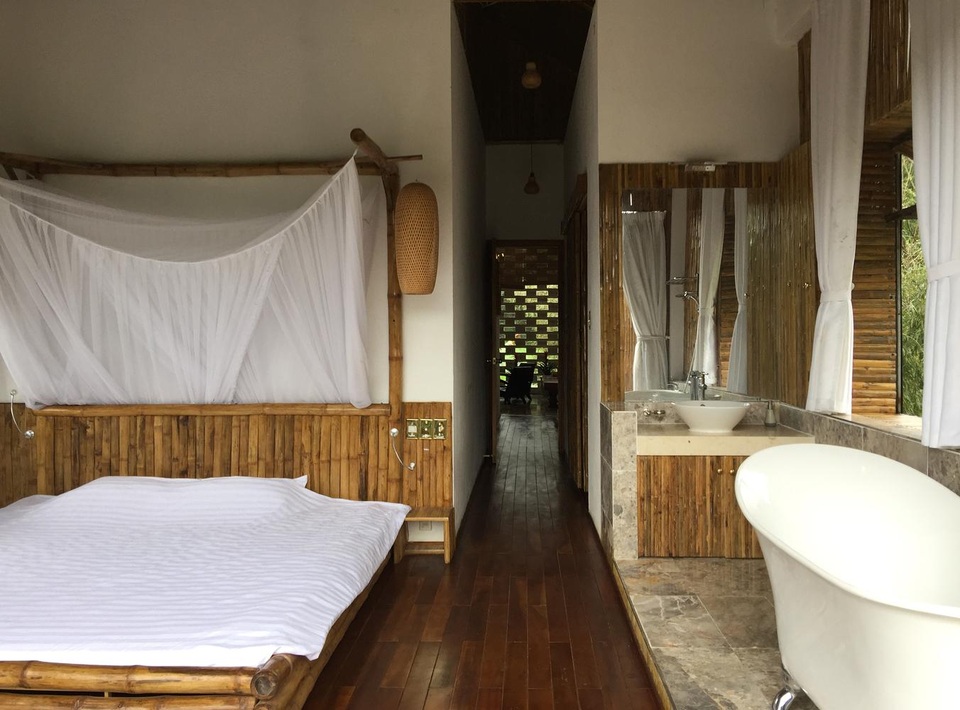 Chán biệt thự phố, vợ chồng Việt về quê làm nhà tranh giữa vườn cây, ao cá - 13 Chán biệt thự phố, vợ chồng Việt về quê làm nhà tranh giữa vườn cây, ao cá - 13