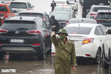 Dòng người, phương tiện xếp hàng dài chờ xét nghiệm Covid-19 dưới mưa
