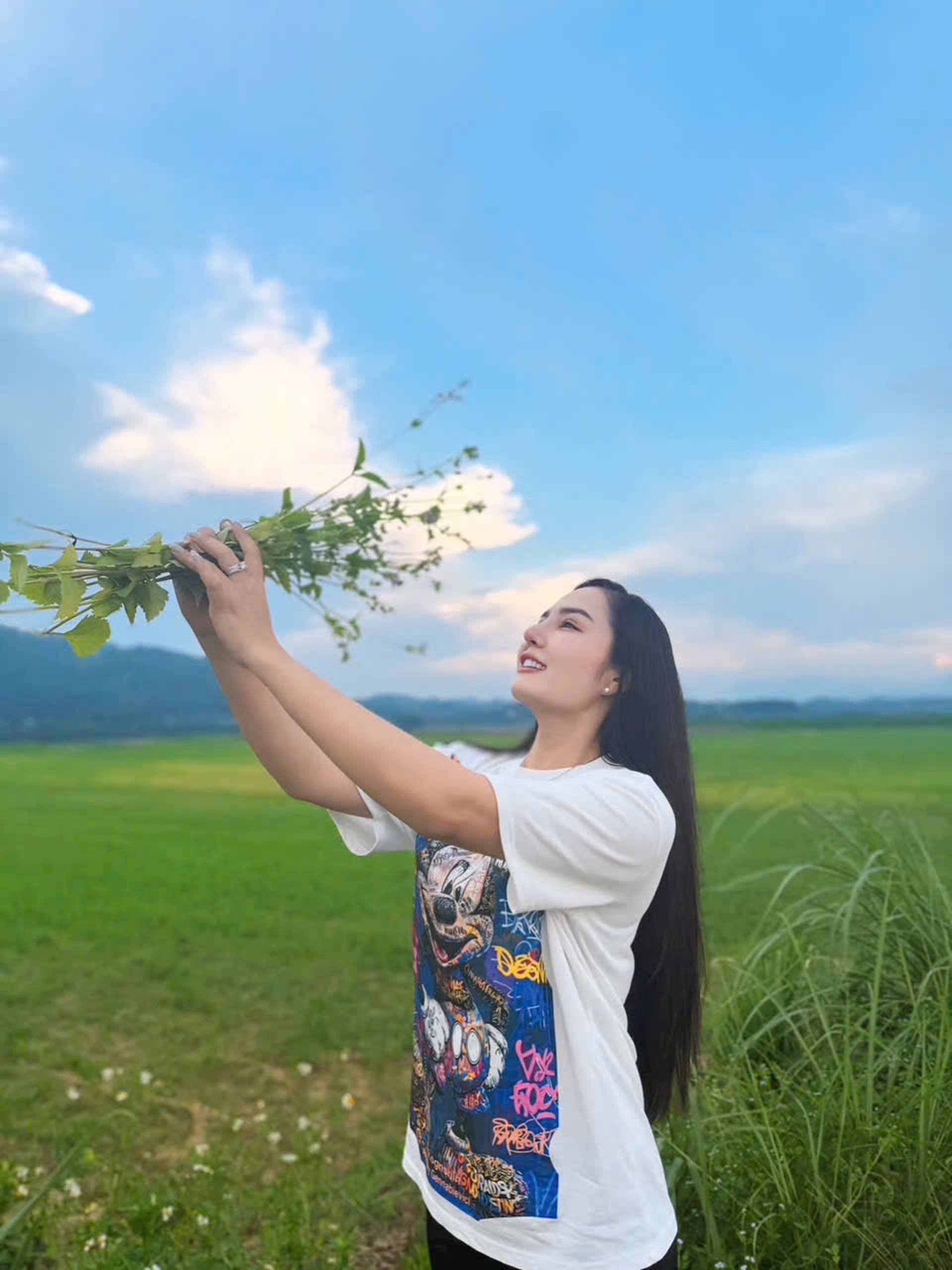 Nữ Thiếu tá có giọng đọc chạm trái tim ở A80: Xinh như hoa hậu, cao 1,7m - 11 Nữ Thiếu tá có giọng đọc chạm trái tim ở A80: Xinh như hoa hậu, cao 1,7m - 11