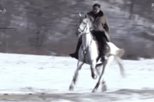 Video ông Kim Jong-un cùng phu nhân cưỡi bạch mã trên đỉnh núi thiêng