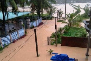 Băng qua dòng lũ đi làm, đôi vợ chồng trẻ tử nạn