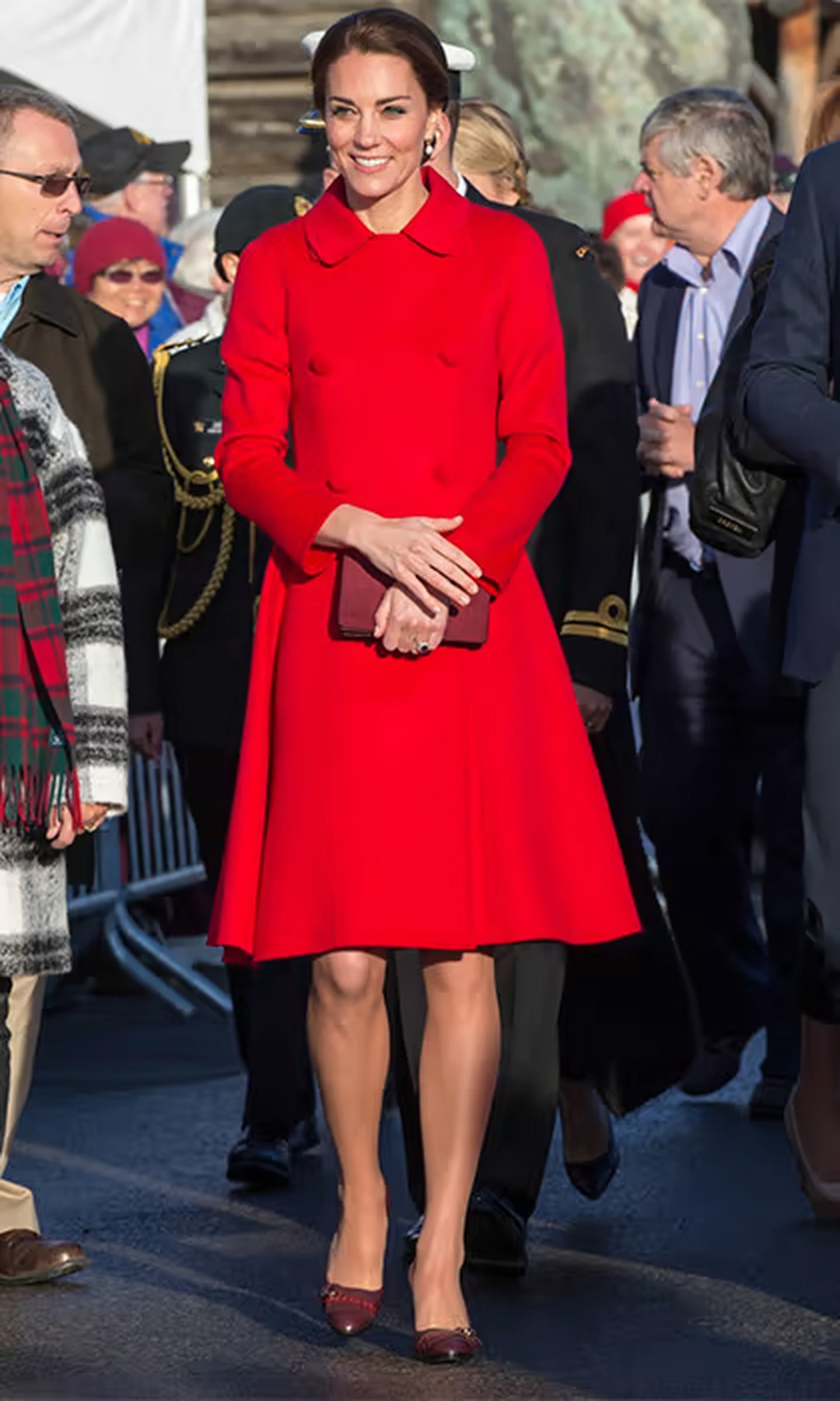 Loạt trang phục đỏ rực nổi bật và thanh lịch của công nương Kate Middleton - 12 Loạt trang phục đỏ rực nổi bật và thanh lịch của công nương Kate Middleton - 12