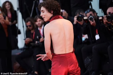 Nam diễn viên 9X gây bất ngờ khi mặc áo liền quần khoe lưng trần