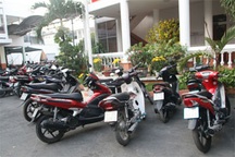 Bắt băng cướp xe chuyên dùng “hung khí” mũ bảo hiểm