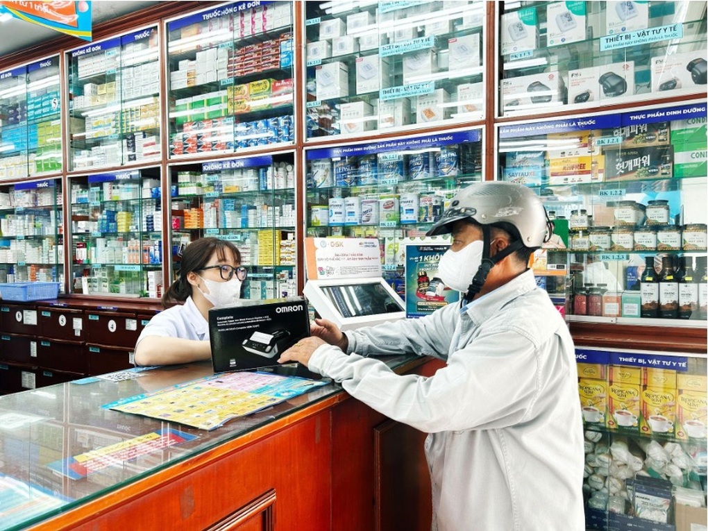 Long Châu hợp tác OMRON mang thiết bị tầm soát huyết áp, điện tim đến người Việt - 1 Long Châu hợp tác OMRON mang thiết bị tầm soát huyết áp, điện tim đến người Việt - 1