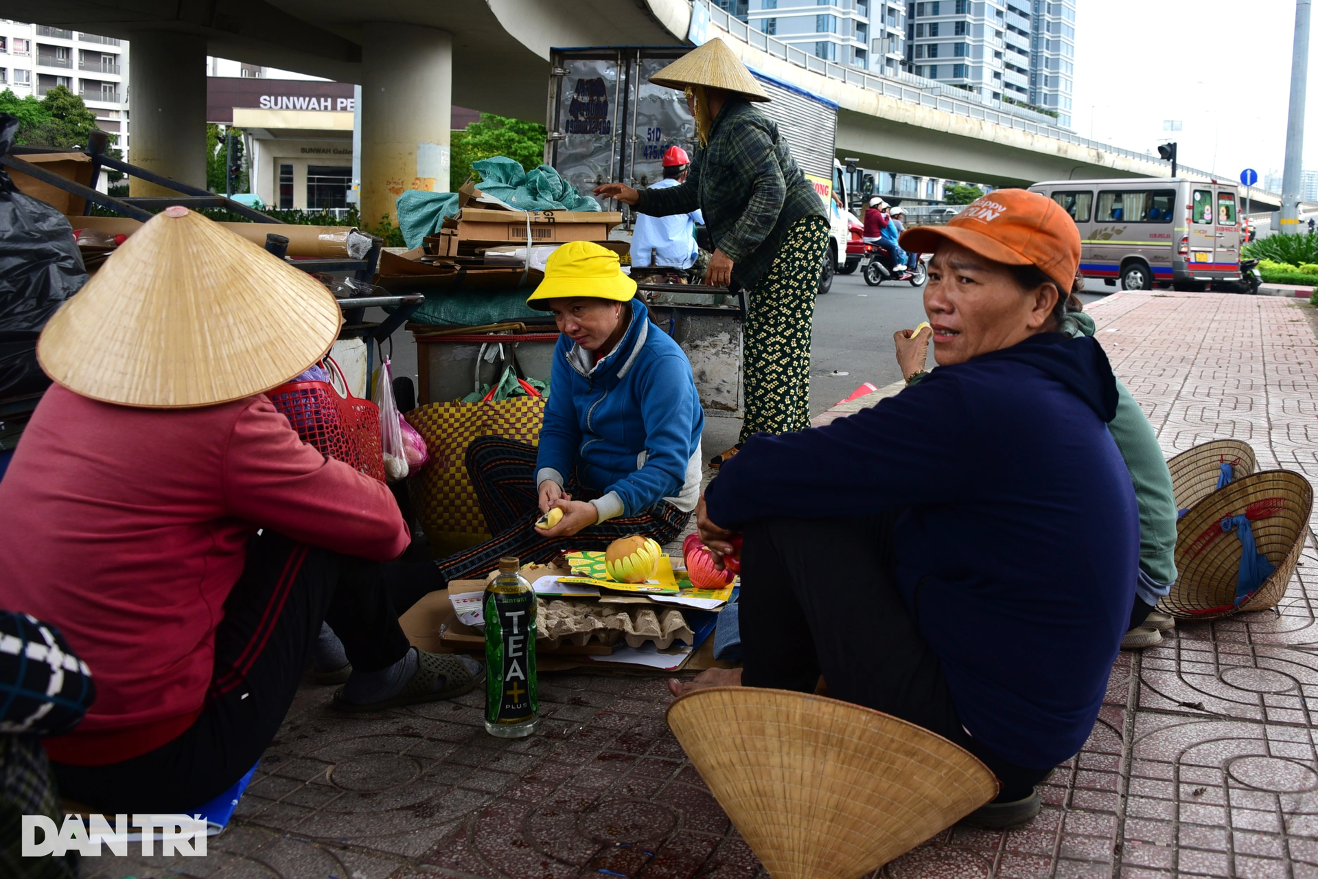 TPHCM: Đường Nguyễn Hữu Cảnh nâng nền chống ngập nước nhưng lại ngập rác - 4 TPHCM: Đường Nguyễn Hữu Cảnh nâng nền chống ngập nước nhưng lại ngập rác - 4