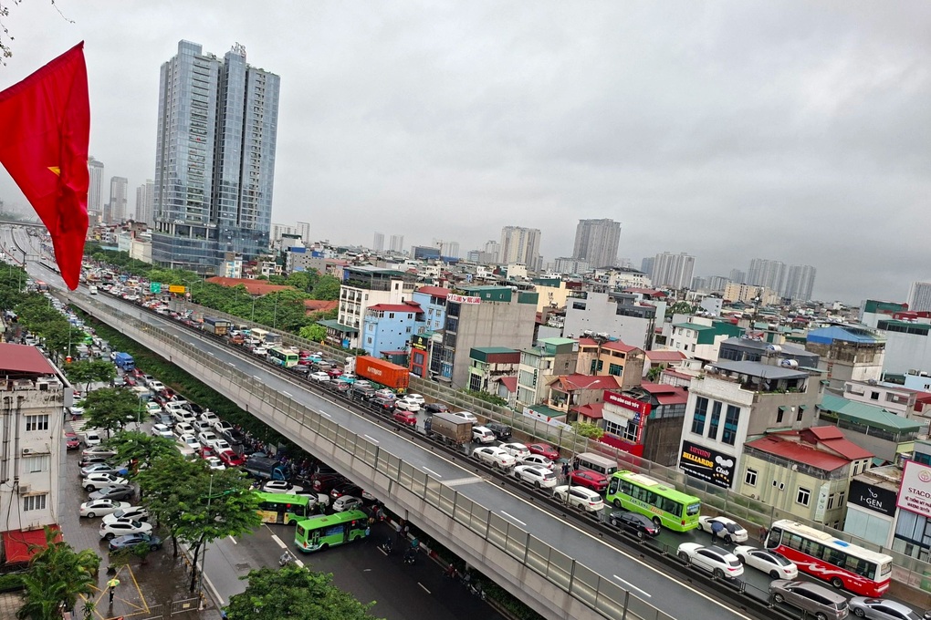 Hà Nội mưa như trút, tài xế mắc kẹt 3 tiếng, nhích từng mét trên vành đai 3 - 1 Hà Nội mưa như trút, tài xế mắc kẹt 3 tiếng, nhích từng mét trên vành đai 3 - 1