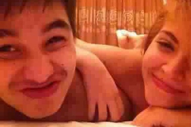 An “tây” tự tung ảnh “giường chiếu” vì người yêu... thách