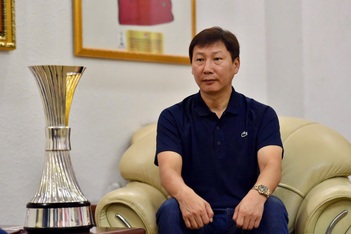 HLV Kim Sang Sik: "Tôi có ý đồ riêng khi vái lạy trọng tài"