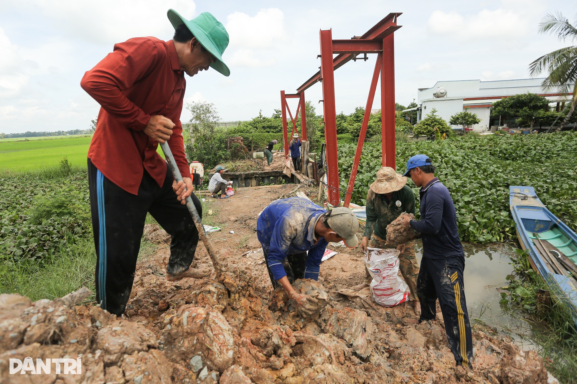 Người dân Tây Ninh chèo xuồng đi lại trong nhà - 8 Người dân Tây Ninh chèo xuồng đi lại trong nhà - 8