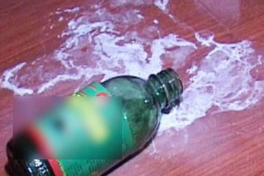 Người đàn ông nghi giết vợ rồi uống thuốc diệt cỏ tự tử