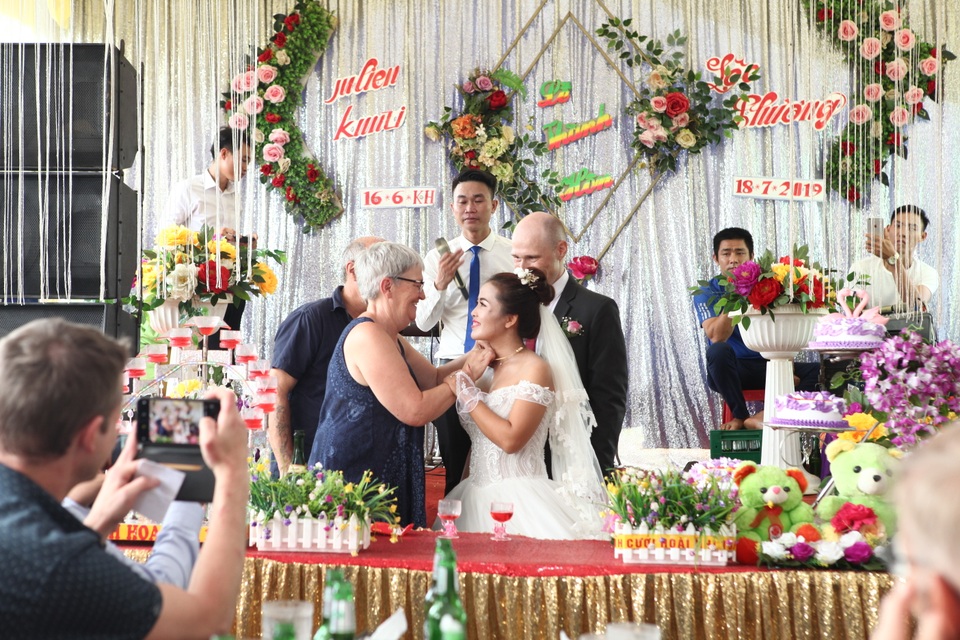 Chuyện tình của chàng trai Tây đi công nông hỏi cưới cô gái nghèo Nghệ An - 8 Chuyện tình của chàng trai Tây đi công nông hỏi cưới cô gái nghèo Nghệ An - 8