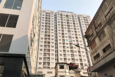 Hà Nội: Bé 4 tuổi may mắn sống sót sau khi rơi từ tầng 11 chung cư xuống đất