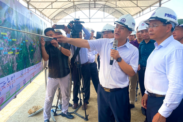 Bộ trưởng GTVT đề nghị Bình Định gỡ vướng mặt bằng cho cao tốc Bắc - Nam