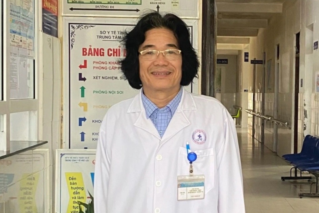 Bác sĩ làm việc trên xe lăn chưa được nghỉ hưu trước tuổi - 1 Bác sĩ làm việc trên xe lăn chưa được nghỉ hưu trước tuổi - 1