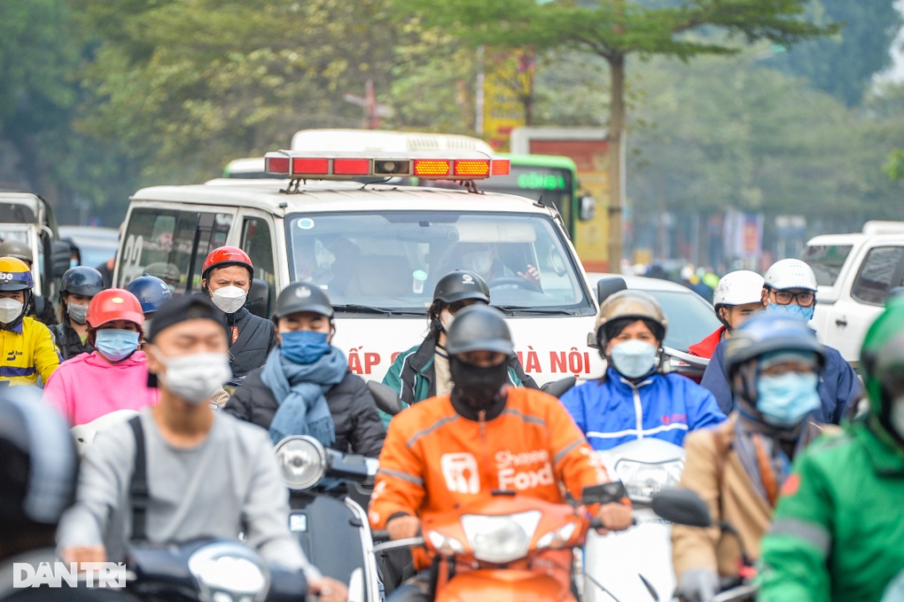 Giao thông tại điểm nóng Ngã Tư Sở - Láng ngày đầu phân luồng - 11 Giao thông tại điểm nóng Ngã Tư Sở - Láng ngày đầu phân luồng - 11