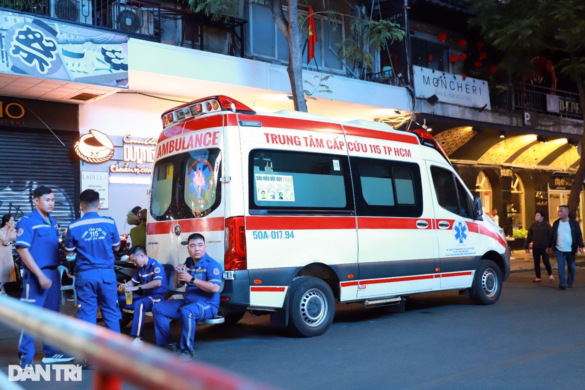 Không khí người dân cả nước hân hoan, vui đón giao thừa Tết Giáp Thìn - 6 Không khí người dân cả nước hân hoan, vui đón giao thừa Tết Giáp Thìn - 6