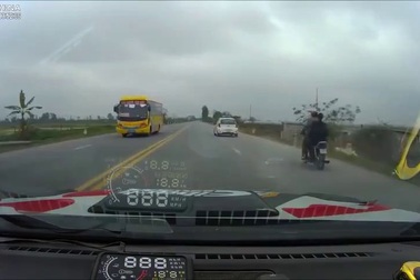 Pha xử lý kịp thời của tài xế taxi để tránh xe máy chuyển hướng đột ngột trên đường