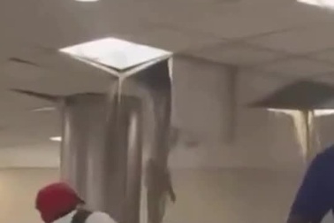 Nước thải trút như mưa vì sân bay sập trần, hành khách bịt mũi vì hôi thối