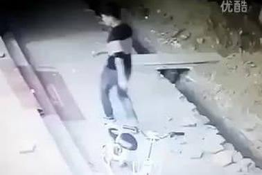 Thanh niên say rượu ngã thẳng xuống cống nước