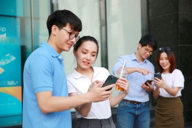 Tiết kiệm cả triệu đồng nhờ đặt vé máy bay, khách sạn trên ứng dụng ngân hàng