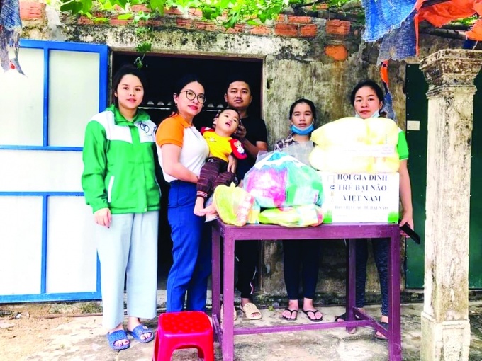 Hội Gia đình trẻ bại não Việt Nam giúp nhau khắc phục khó khăn. Ảnh NVCC