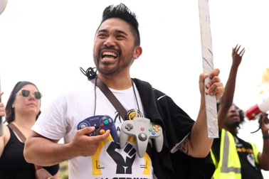 Diễn viên lồng tiếng, nghệ sĩ đóng giả game đình công để "đấu" với... AI