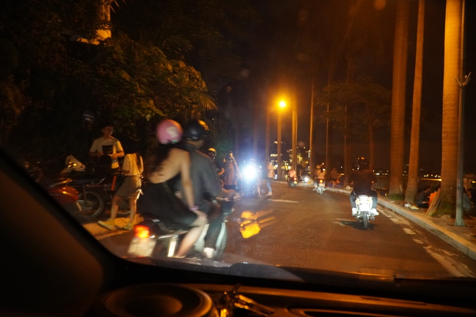 Bí ẩn cuộc điện thoại “tiên tri” giúp quán nước vỉa hè hồ Tây “sống khỏe” - 5 Bí ẩn cuộc điện thoại “tiên tri” giúp quán nước vỉa hè hồ Tây “sống khỏe” - 5